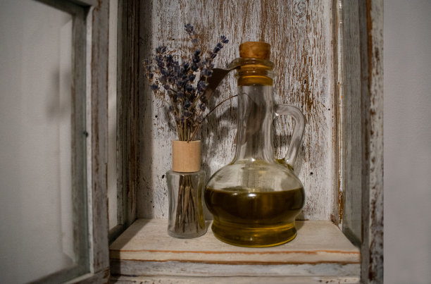 薰衣草的花。玻璃瓶里的油。乡村背景图片下载