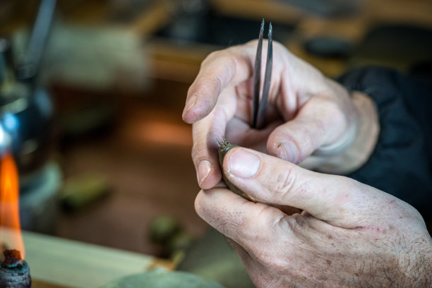 专业的宝石镶嵌珠宝工艺实验室:成型成型图片下载