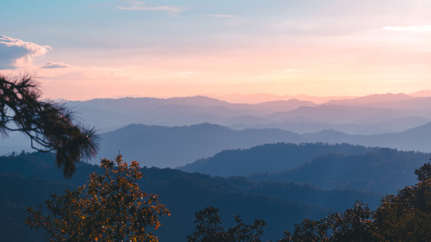 美丽的山在傍晚-美丽的光和颜色图片下载