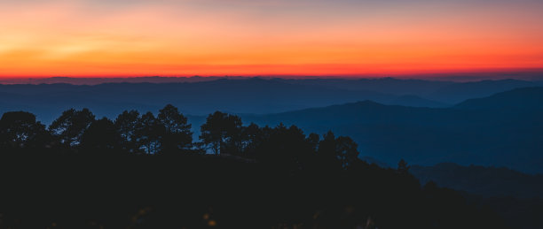 美丽的山在傍晚-美丽的光和颜色图片下载