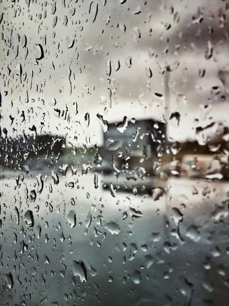 雨滴落在玻璃上图片下载