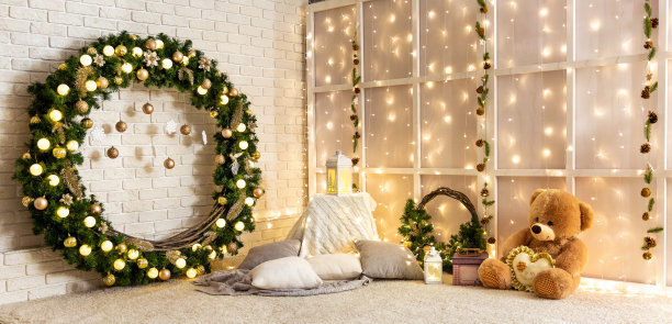 圣诞树和彩灯。摄影工作室。图片下载