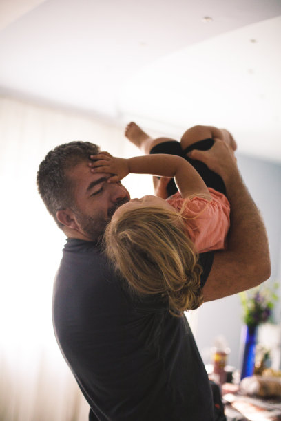 爸爸和他的小女儿玩得很开心图片下载