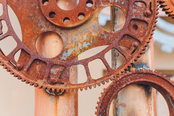 机械拼贴制作的发条齿轮生锈。图片下载
