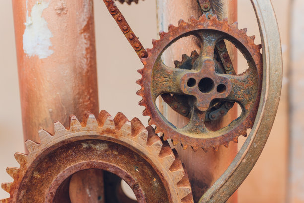 机械拼贴制作的发条齿轮生锈。图片下载