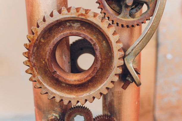 机械拼贴制作的发条齿轮生锈。图片下载