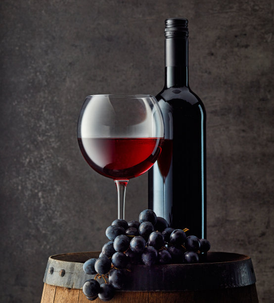 一瓶和一杯红酒图片下载