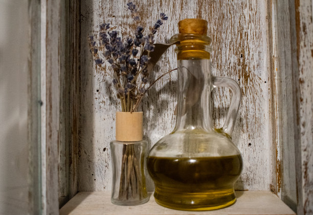 薰衣草的花。玻璃瓶里的油。乡村背景图片下载