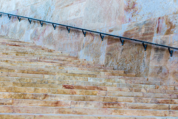 宽阔的大理石楼梯，有栏杆图片下载