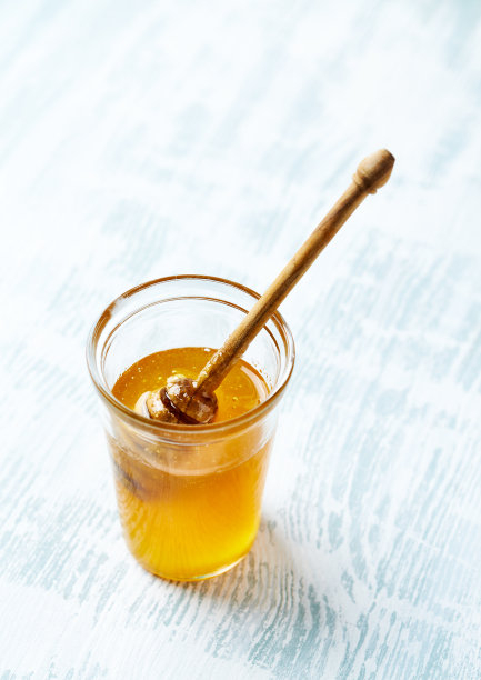 有机酸橙花蜂蜜在玻璃杯里。天然食品配料图片下载