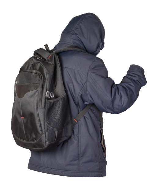 黑色的背包穿着蓝色的夹克孤立在白色的背景。图片下载