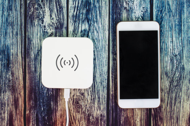 彩色木桌上的手机无线充电器图片下载