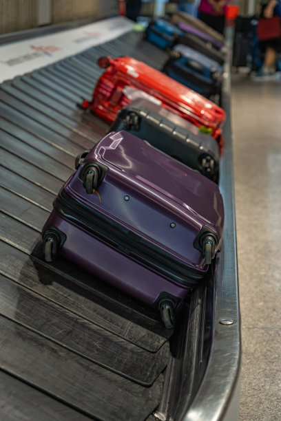 机场候机室行李传送带上放着行李箱图片下载