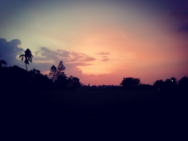 乡间的天空日落。图片下载