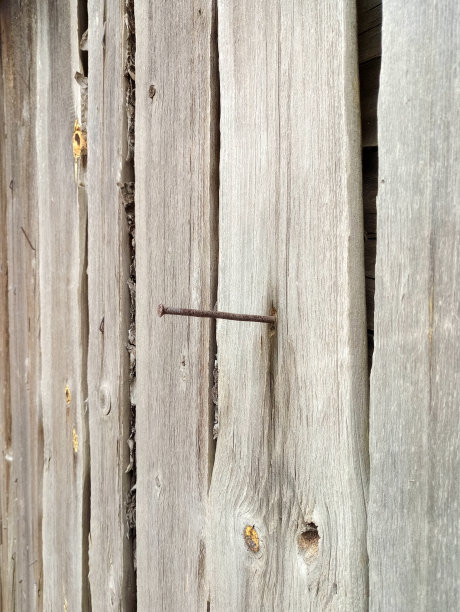 旧的破旧的乡村木栅栏的纹理由木板，锈迹斑斑的钉子，垃圾背景图片下载