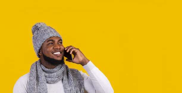 快乐的黑人看着复印空间，用智能手机聊天图片下载