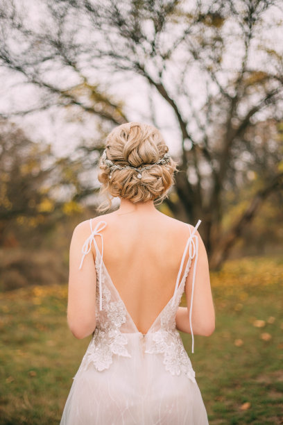 美丽优雅，端庄高贵的发型。金发女郎喜欢幻想的自然图片下载