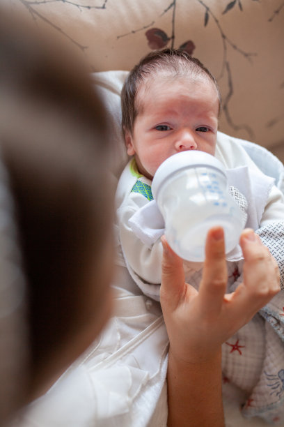 母亲用牛奶喂婴儿的照片图片下载