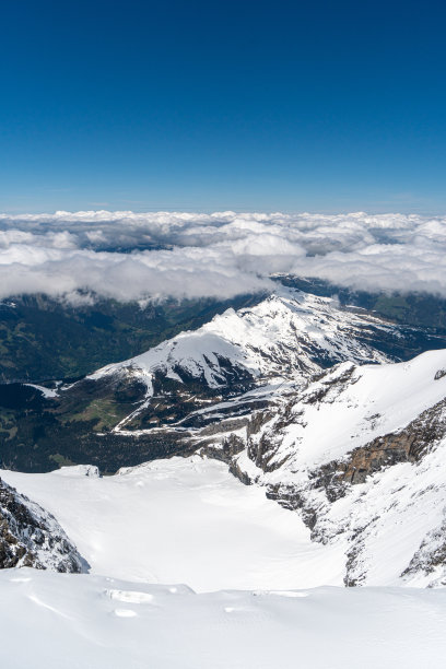 冬季雪山的全景图片下载