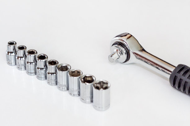 套筒扳手扳手。棘轮和喷嘴六角形头在白色背景。工具设备。图片下载
