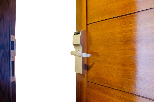 酒店房间，公寓或公寓门口与开放的门在前面孤立的白色背景图片下载