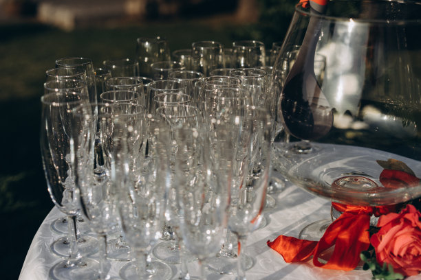 在婚礼上用玻璃杯喝葡萄酒或香槟图片下载