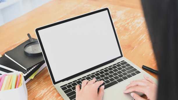 特写年轻女子打字笔记本电脑空屏幕图片下载