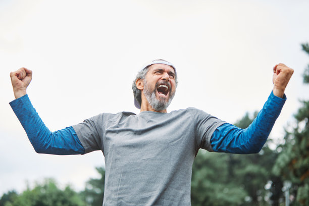 老年人跑步锻炼运动健身尖叫力量力量愤怒冠军图片下载