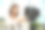 亚洲女性美容视频博主或博主通过手机直播化妆教程，并在社交媒体频道或网站上分享，影响者的生活方式和自拍照片图片下载