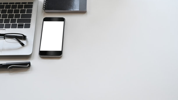 用笔记本电脑、笔、眼镜和笔记本复制空白屏幕的智能手机。图片下载