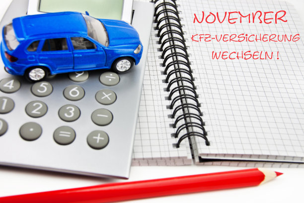 德国保险改变袖珍计算器与汽车和红色钢笔特写背景图片下载