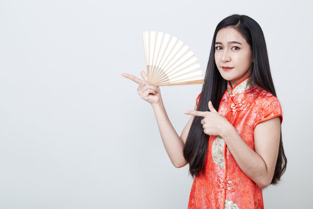 中国新年穿着红色旗袍的亚洲美丽女人图片下载
