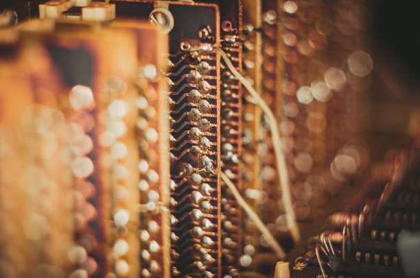 老式电子电路板与无线电部件和芯片，特写，微距照片图片下载