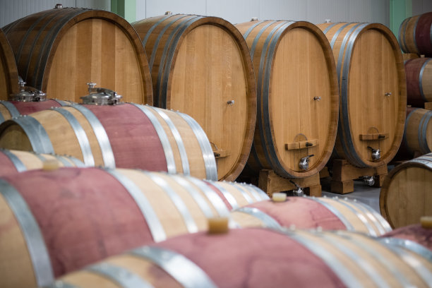 酒窖中的木桶图片下载