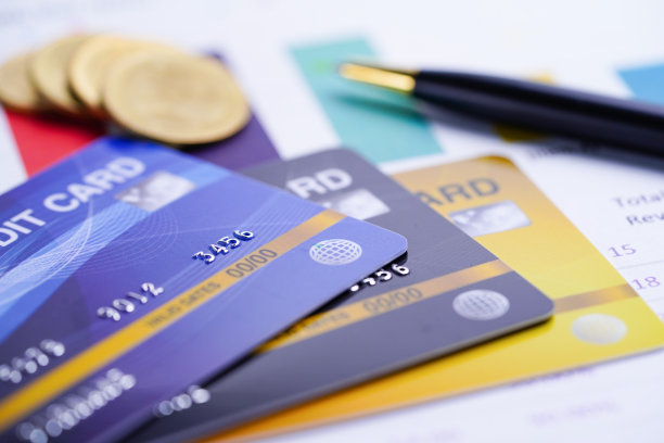 信用卡模型与硬币和笔:金融发展，会计，统计，投资分析研究数据经济办公室业务公司银行概念。图片下载