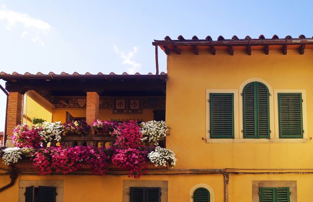 Poppi是典型的带露台和鲜花的房子图片下载