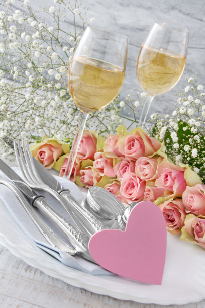葡萄酒、玫瑰和餐桌装饰用心与复制空间图片下载