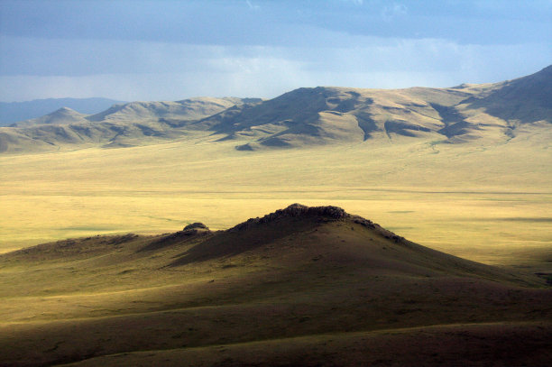 天空风暴光照在蒙古沙漠草原上图片下载