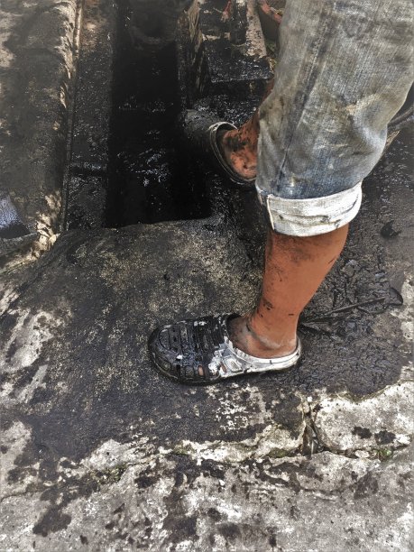 工人疏浚排水作业污水渠清洁。排水系统的问题。图片下载