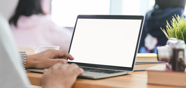 商人在舒适的工作场所用笔记本电脑打字的镜头图片下载