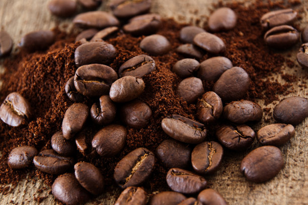 以咖啡豆和咖啡粉为背景图片下载