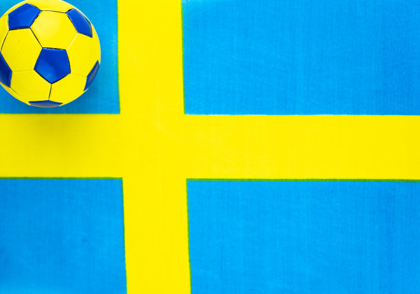 以瑞典国旗为背景的足球。图片下载