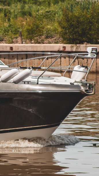 同样的船向北行驶图片下载