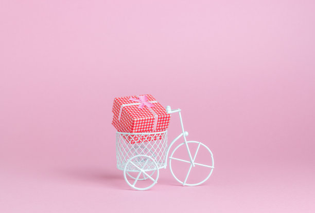玩具自行车有一个礼物。明信片的创意。图片下载