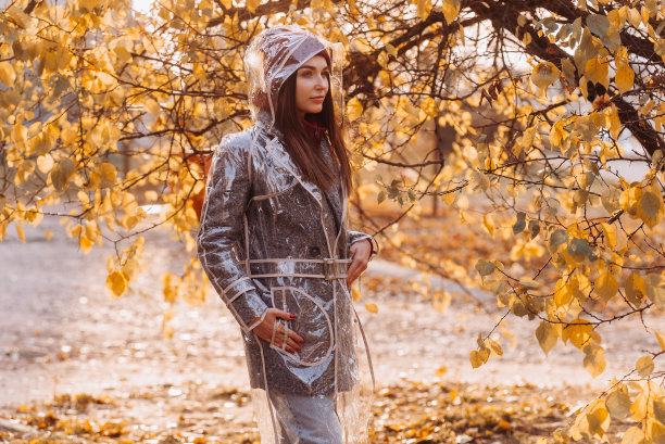 秋日穿雨衣的自然女性美图片下载