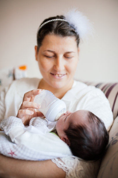 母亲用牛奶喂婴儿的照片图片下载