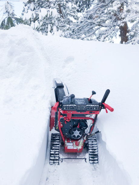 加州暴风雪过后，雪花飘飘，清理着厚厚的粉末。图片下载