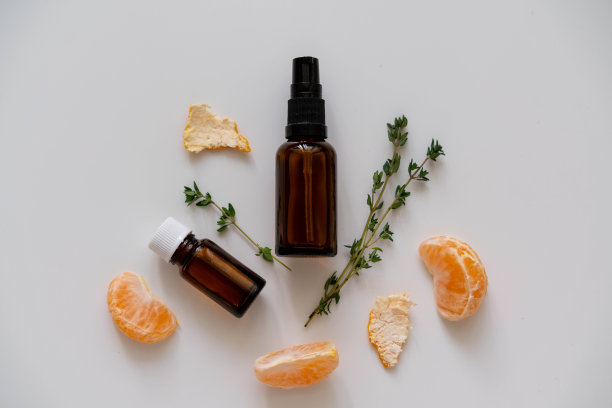 有机产品平面摆放照片与玻璃瓶，新鲜百里香药草和柑橘类水果，水平方向。图片下载