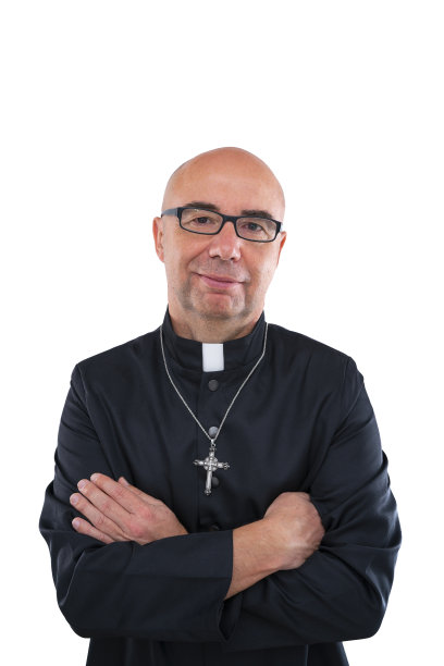 秃顶的牧师，戴着眼镜，法衣孤立在白色上图片下载