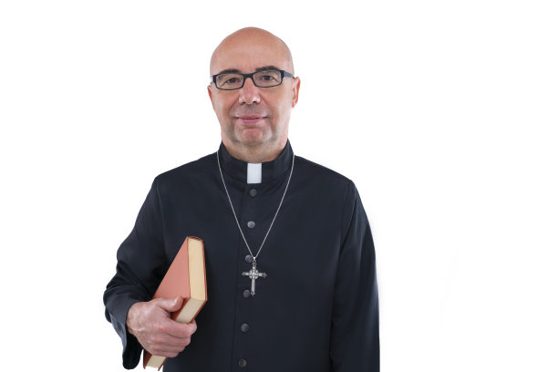 秃顶的牧师，戴着眼镜，法衣孤立在白色上图片下载